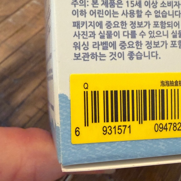 POP MART authentic labubu pin for love “Q” - Picture 4 of 5